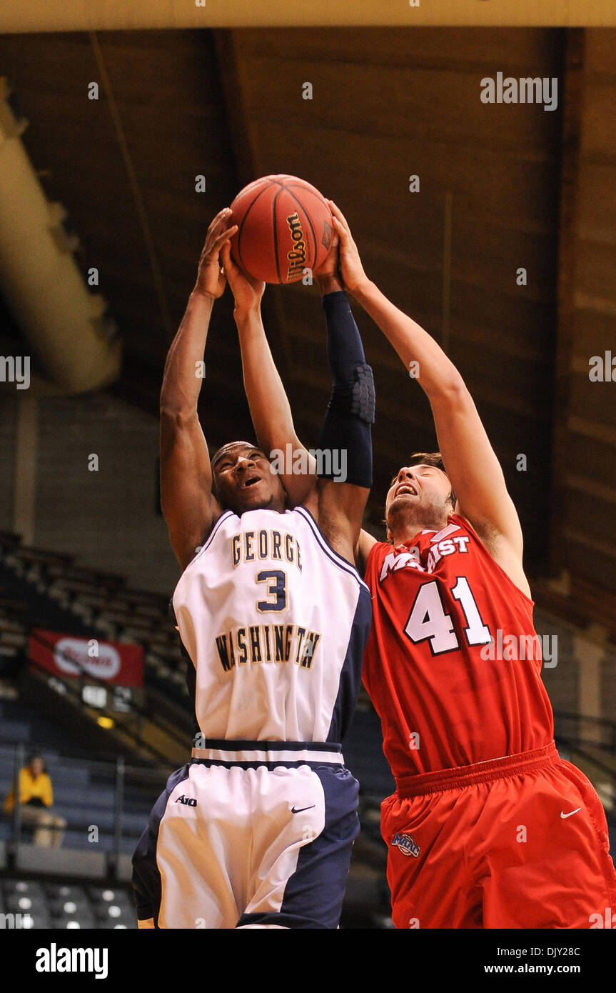 17. November 2010 - Villanova, Pennsylvania, Vereinigte Staaten von Amerika - Marist Rotfüchse vorwärts Korey Bauer (41) und George Washington Colonials guard Tony Taylor (3) Kampf für eine Erholung während der Spielaktion. Bei der halben George Washington führt über 30 23 Maristen, in einem Spiel gespielt wird im Pavillon in Villanova, Pennsylvania (Credit-Bild: © Mike McAtee/Southcreek Global/ZUMAPRESS. Stockfoto