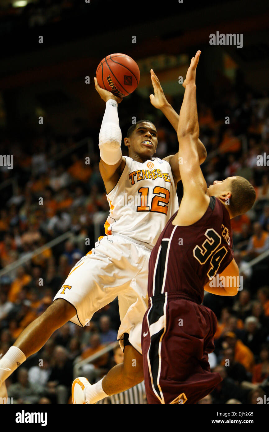 17. November 2010 - Knoxville, Tennessee, Vereinigte Staaten von Amerika - Tennessee nach vorne Tobias Harris (#12) schießt ein Laie, wie Missouri State vorwärts Kyle Weems (#34) verteidigt.  Tennessee führt Missouri State 31-27 bei der Hälfte an Thompson-Boling Arena in Knoxville, TN (Credit-Bild: © Mitch Jones/Southcreek Global/ZUMApress.com) Stockfoto