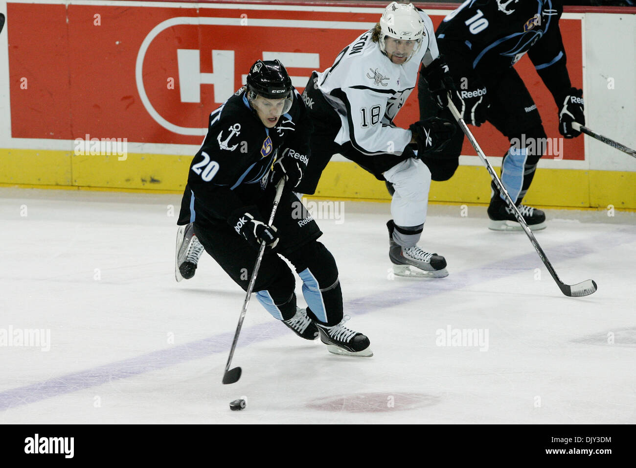 19. November 2010 - San Antonio, Texas, Vereinigte Staaten von Amerika - Milwaukee Admirals Flügelspieler Mike Bartlett (20) Schlittschuhe mit dem Puck während der ersten Periode in der Mitte des AT&T. (Kredit-Bild: © Soobum Im/Southcreek Global/ZUMAPRESS.com) Stockfoto