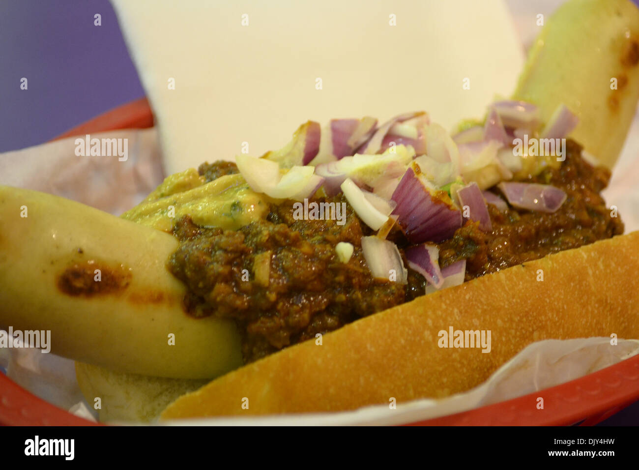 Hot Dog Wurst Brötchen mit Belag Stockfoto
