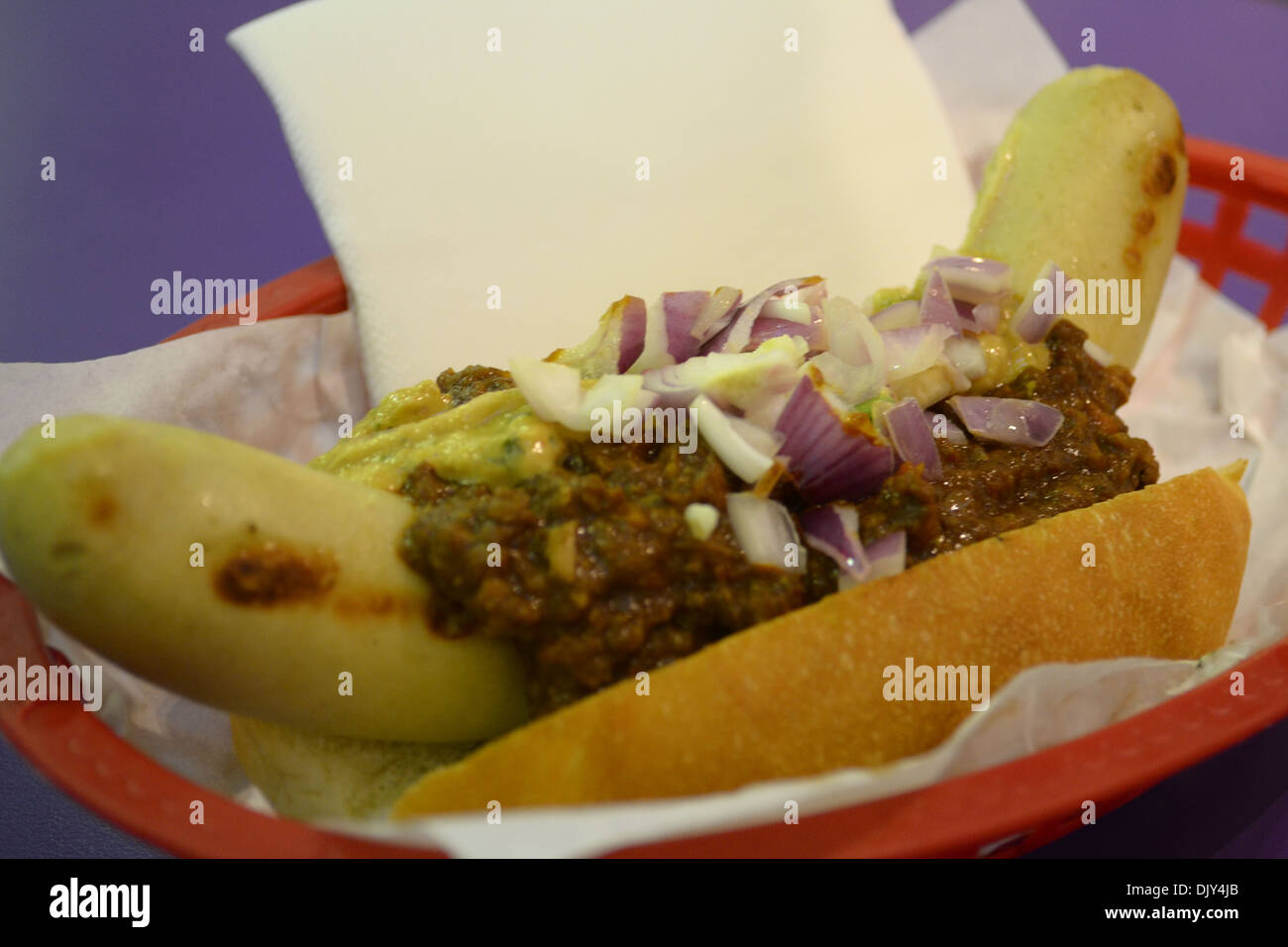Hot Dog Wurst Brötchen mit Belag Stockfoto