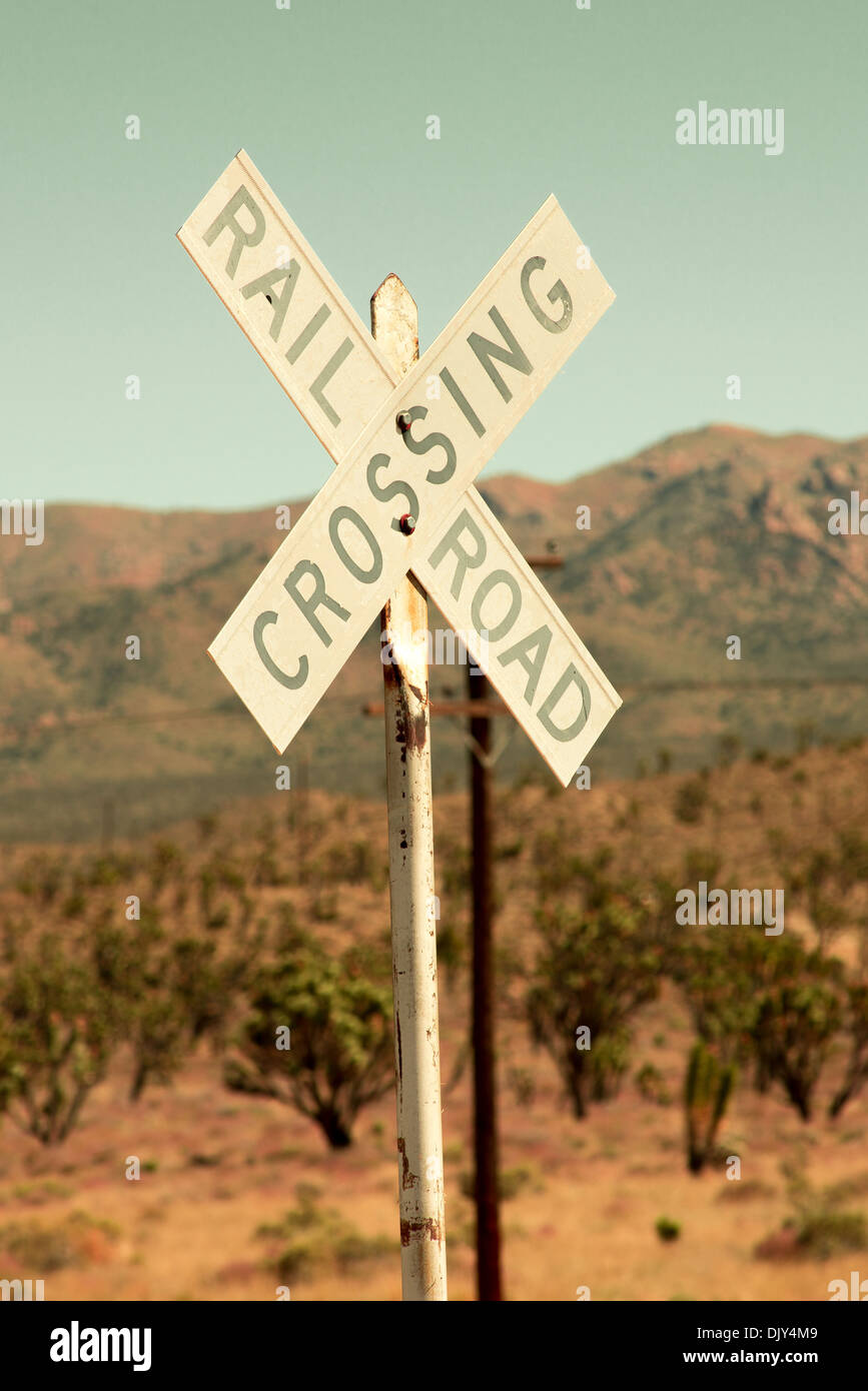 Railroad Crossing Zeichen in der Wüste Stockfoto