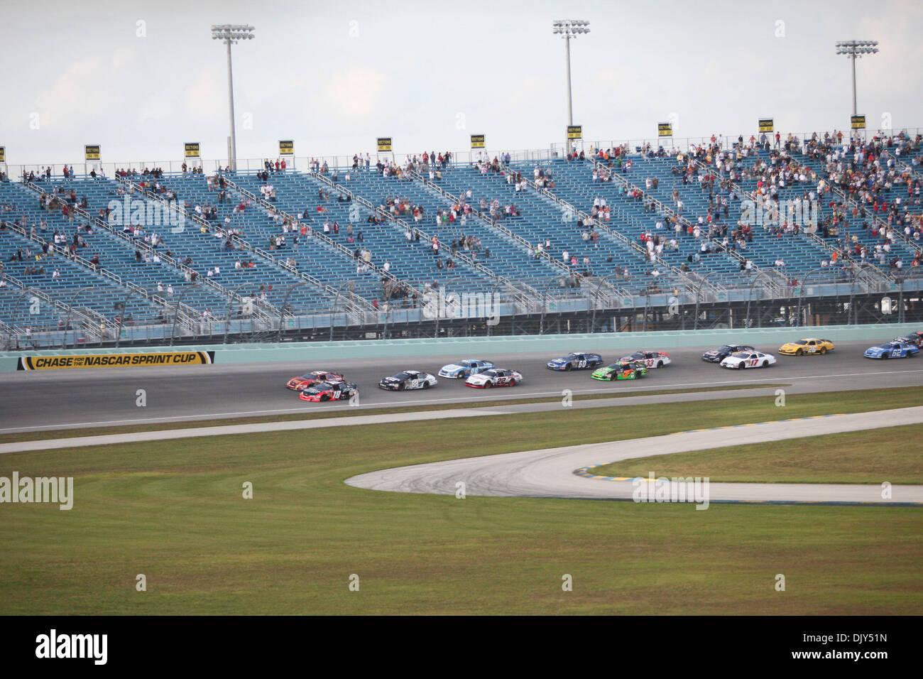 20. November 2010 wird neu gestartet - Homestead, Florida, Vereinigte Staaten von Amerika - Feld während NASCAR Nationwide Serie Ford 300 bei Homestead-Miami Speedway in Homestead, Florida. (Kredit-Bild: © Ben Hicks/Southcreek Global/ZUMAPRESS.com) Stockfoto