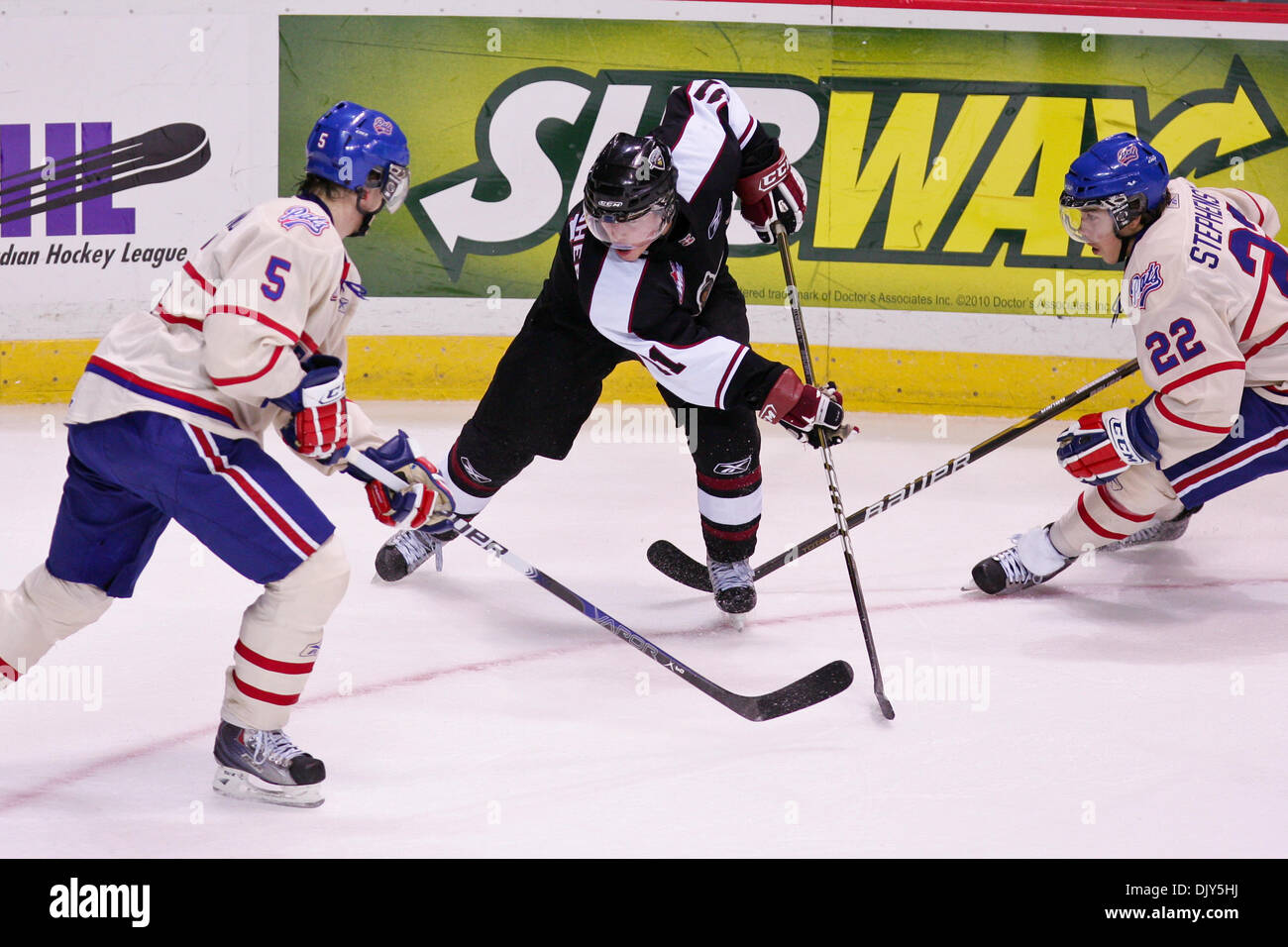 20. November 2010 - Vancouver, British Columbia, Kanada - Vancouver Giants #11 BRENDAN GALLAGHER Ringen seinen Weg durch Regina Pats #5 RICHARD BILDSTRAN und #22 CHANDLER STEPHENSON während des Spiels Freitagabend im Pacific Coliseum (Credit-Bild: © James Healey/Southcreek Global/ZUMAPRESS.com) Stockfoto