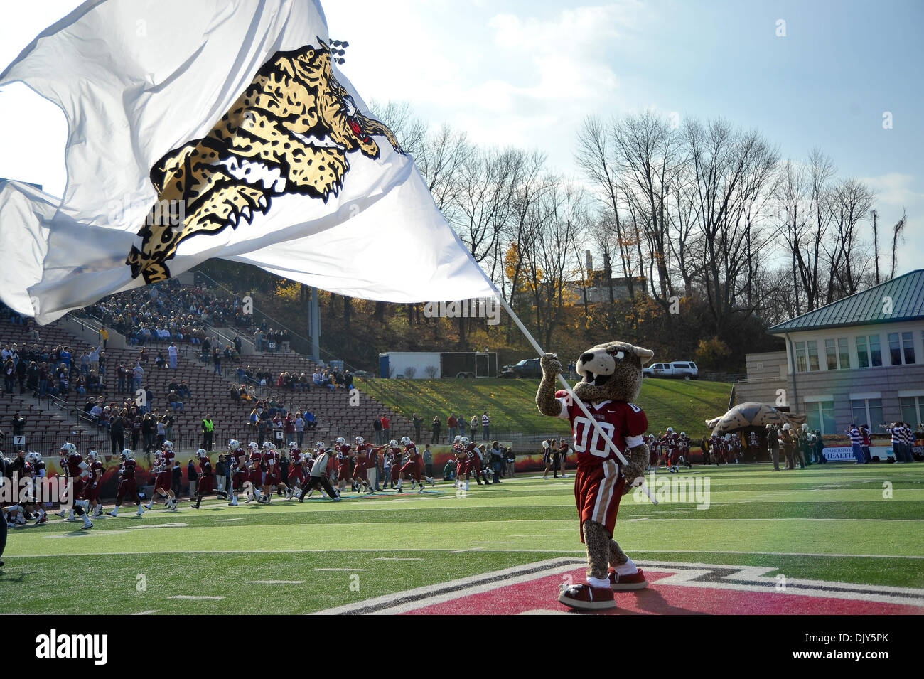 20. November 2010 - Easton, Pennsylvania, Vereinigte Staaten von Amerika - The Lafayette Leopard unterhält die heimischen Fans vor der Begegnung zwischen Lehigh University Vs Lafayette College der längste kontinuierlichen Rivalität im College-Football in Fischer Field in Easton, Pennsylvania 146 (Credit-Bild: © Brooks Von Arx/Southcreek Global/ZUMAPRESS.com) Stockfoto