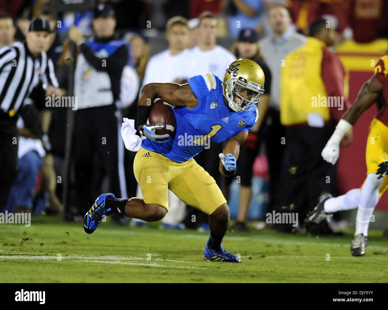 LA, Kalifornien, USA. 30. November 2013. Shaquelle Evans die UCLA Bruins in Aktion bei einem 35-14 Sieg über die crosstown Rivalen USC Trojans im Los Angeles Coliseum Credit: Cal Sport Media/Alamy Live News Stockfoto