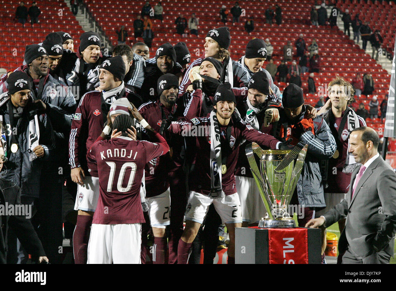 21. November 2010 - Toronto, Ontario, Kanada - 2010 MLS Meister, der Colorado-Rapidsplayers mit Kommissar Dan Garber und den MLS Cup. Die Colorado Rapids besiegt FC Dallas 2-1 in Verlängerung der MLS Cup FC zum ersten Mal zu gewinnen. Gespielt wurde im BMO Field in Toronto, Ontario. (Kredit-Bild: © Steve Dachgaube/Southcreek Global/ZUMAPRESS.com) Stockfoto