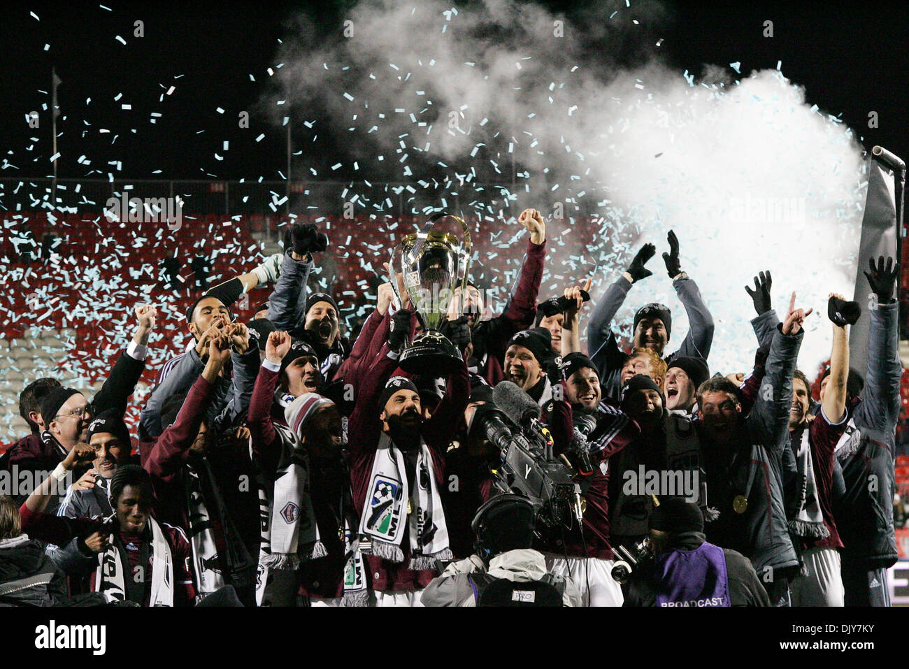 21. November 2010 - Toronto, Ontario, Kanada - 2010 MLS Meister, feiern die Colorado Rapids mit den MLS Cup. Die Colorado Rapids besiegt FC Dallas 2-1 in Verlängerung der MLS Cup FC zum ersten Mal zu gewinnen. Gespielt wurde im BMO Field in Toronto, Ontario. (Kredit-Bild: © Steve Dachgaube/Southcreek Global/ZUMAPRESS.com) Stockfoto