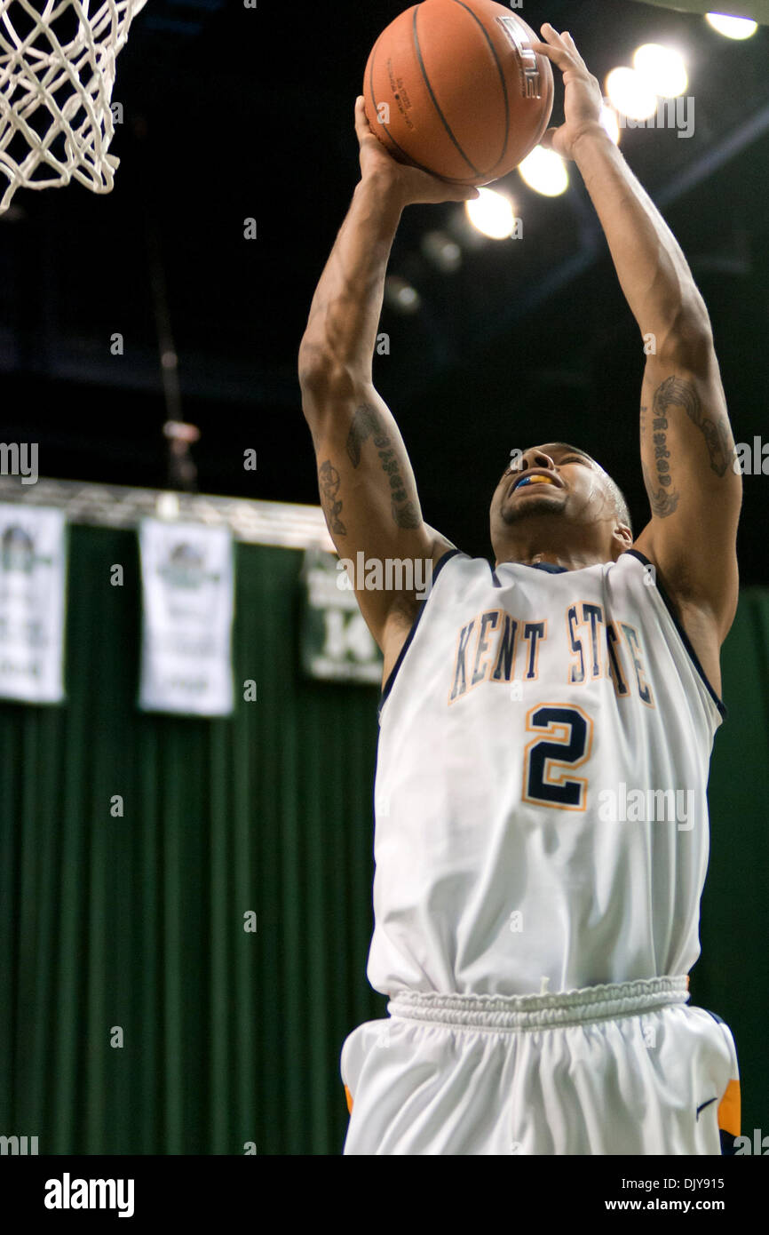 23. November 2010 - Cleveland, Ohio, Vereinigte Staaten von Amerika - Kent State Golden Blitze Wache Michael Porrini (2) steigt für ein Layup während des Spiels gegen die Urbana Blue Knights.  Kent State besiegt Urbana 94 / 71 im Wolstein Center in Cleveland, Ohio als Teil der World Vision Classic. (Kredit-Bild: © Frank Jansky/Southcreek Global/ZUMAPRESS.com) Stockfoto