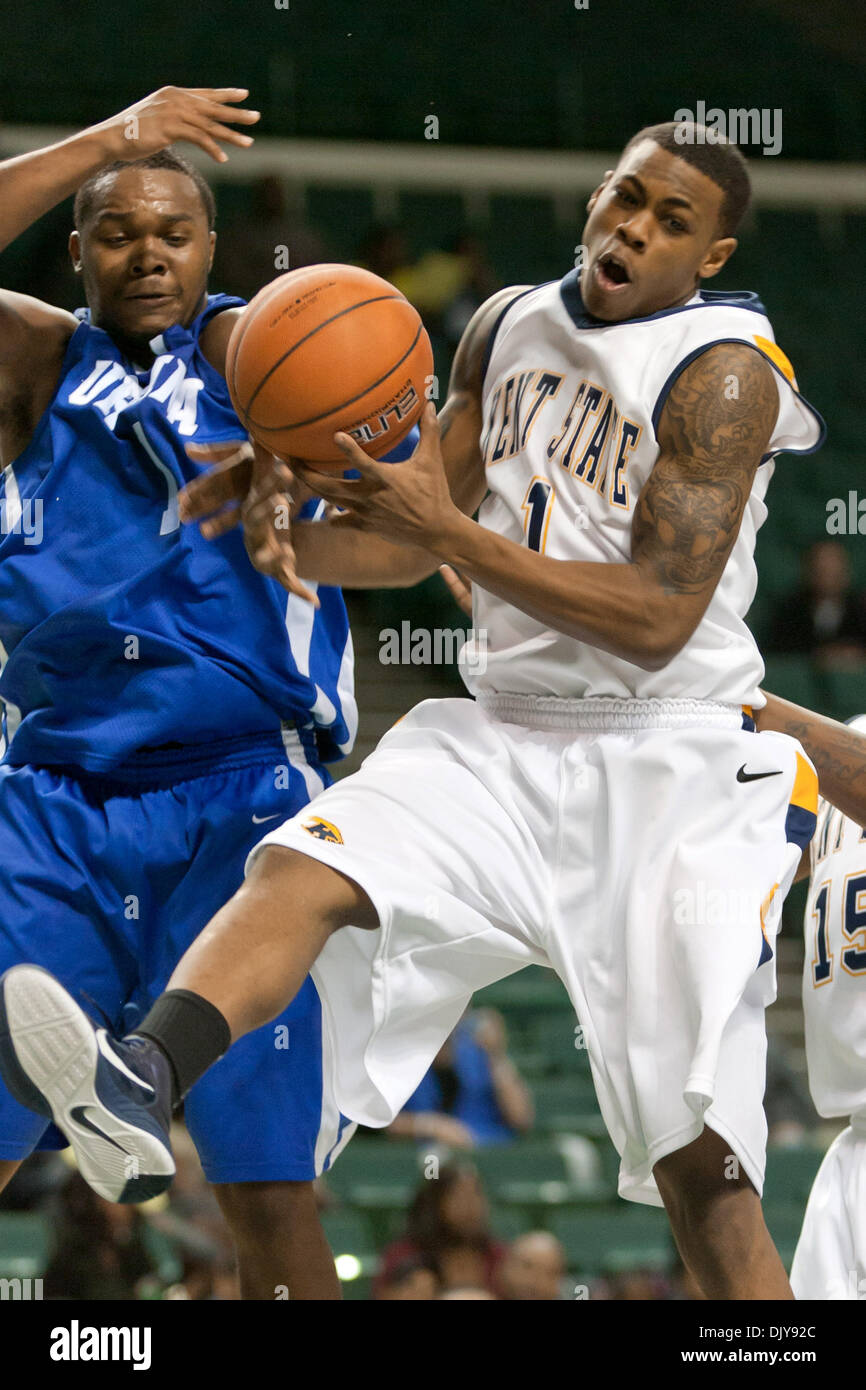 23. November 2010 - Cleveland, Ohio, Vereinigte Staaten von Amerika - Kent State Golden Blitze Guard Eric Gaines (1) packt einen Rebound gegen Urbana Blue Knights Garde Tanner Stacey (1).   Kent State besiegt Urbana 94 / 71 im Wolstein Center in Cleveland, Ohio als Teil der World Vision Classic. (Kredit-Bild: © Frank Jansky/Southcreek Global/ZUMAPRESS.com) Stockfoto