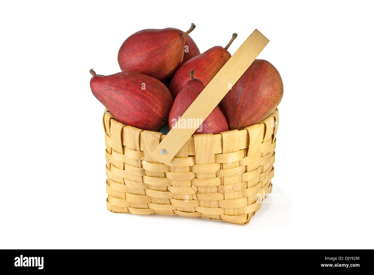 WEINIG Birnen in einem Weidenkorb isoliert auf weißem Hintergrund Stockfoto