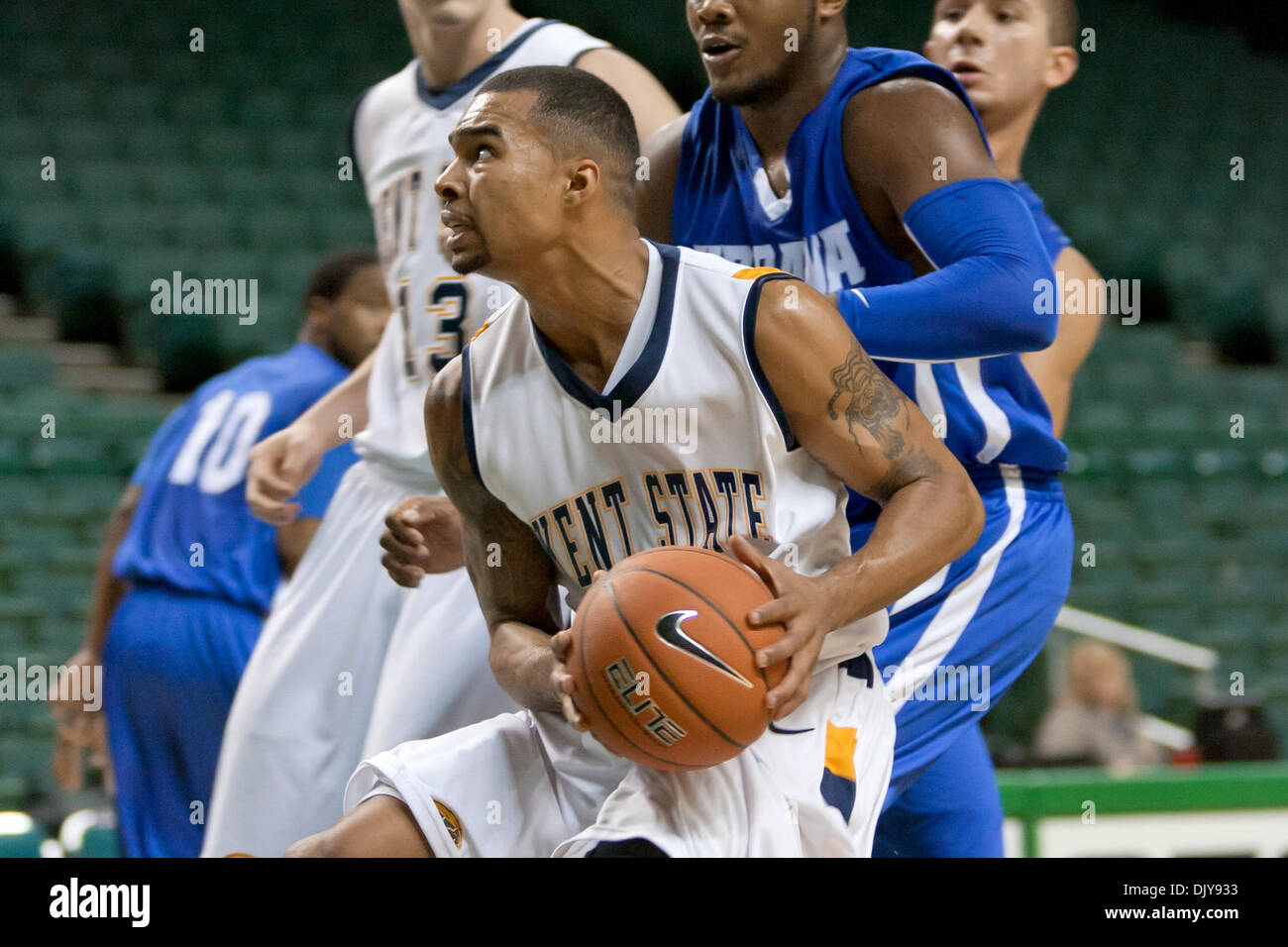 23. November 2010 - Cleveland, Ohio, Vereinigte Staaten von Amerika - Kent State Golden Blitze schützen Michael Porrini (2) Laufwerke in den Korb während des Spiels gegen die Urbana Blue Knights.  Kent State besiegt Urbana 94 / 71 im Wolstein Center in Cleveland, Ohio als Teil der World Vision Classic. (Kredit-Bild: © Frank Jansky/Southcreek Global/ZUMAPRESS.com) Stockfoto