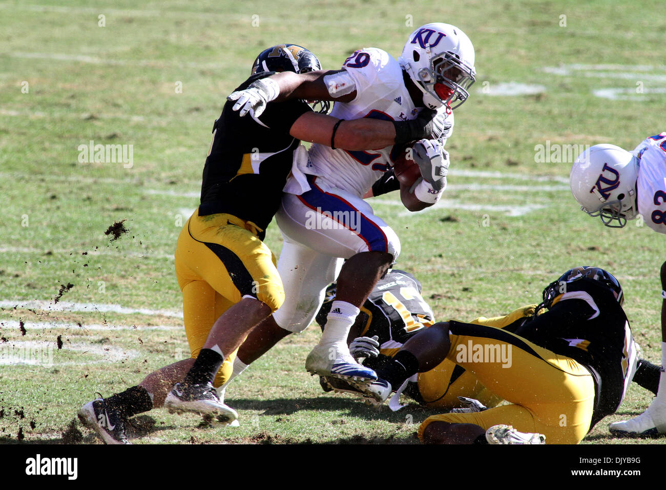 27. November 2010 - Kansas City, Missouri, Vereinigte Staaten von Amerika - Kansas Jayhawks zurück James Sims (29) klettert für Birdie während der ersten Hälfte Aktion ausgeführt. Missouri führt Kansas 21-0 zur Halbzeit des Spiels im Arrowhead Stadium in Kansas CIty, Missouri (Credit-Bild: © Jacob Paulsen/Southcreek Global/ZUMAPRESS.com) Stockfoto