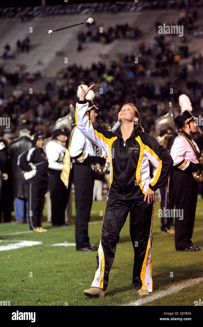 27. November 2010 - Nashville, Tennessee, Vereinigte Staaten von Amerika - A Vanderbilt Cheerleader zeigt ihr Geist vor dem Spiel zwischen den Vanderbilt Commodores und Wake Forest Demon Deacons Stadium Vanderbilt in Nashville, Tennessee. Die Demon Deacons besiegen den Commodores, 34 bis 13. (Kredit-Bild: © Bryan Hulse/Southcreek Global/ZUMAPRESS.com) Stockfoto