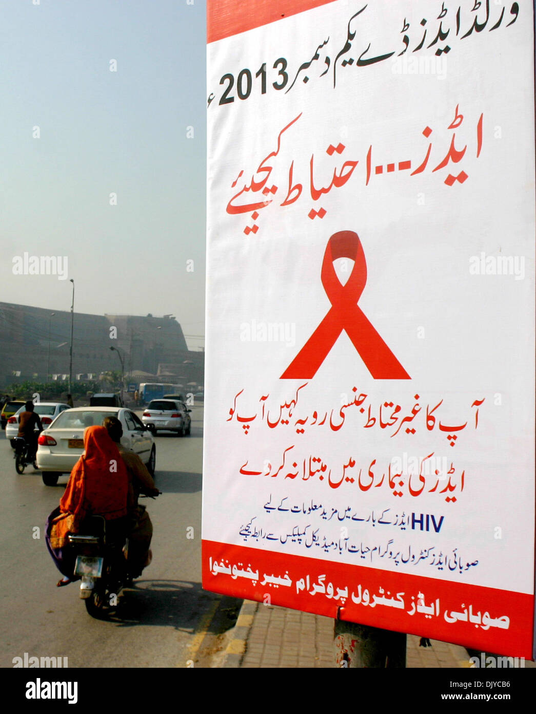 Peshawar, Pakistan. 1. Dezember 2013. Ein Anti-Aids-Banner ist auf einer Straße während der Welt-Aids-Tag in Nordwest-Pakistan Peshawar, 1. Dezember 2013 sehen. Die internationale Welt-AIDS-Tag am 1. Dezember fällt widmet sich das Bewusstsein für AIDS-Pandemie durch die Ausbreitung der HIV-Infektion verursacht. Bildnachweis: Xinhua/Alamy Live-Nachrichten Stockfoto