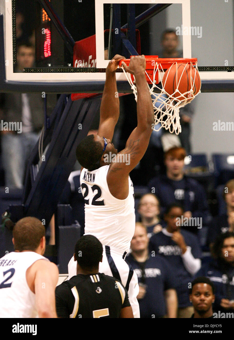 27. November 2010 bekommt - Cincinnati, Ohio, Vereinigte Staaten von Amerika - Xavier vorwärts Jamel McLean (22) eine Dunk im ersten halben Aktion Vs Wofford vom Cintas entfernt. (Kredit-Bild: © Wayne Litmer/Southcreek Global/ZUMAPRESS.com) Stockfoto