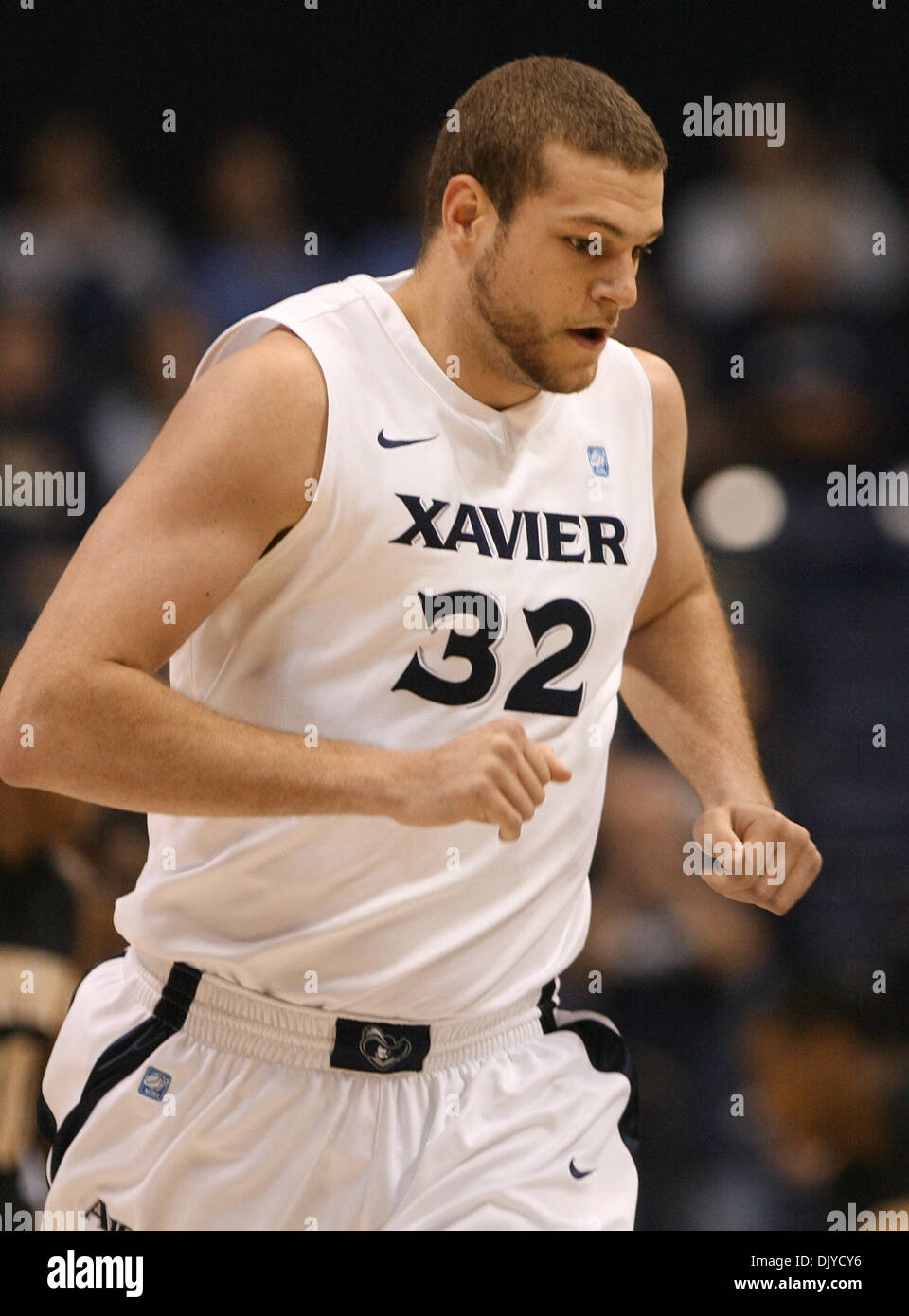 27. November 2010 - Cincinnati, Ohio, Vereinigte Staaten von Amerika - Xavier center Kenny Frease (32) Heads-up Gericht nach seinem Tor im ersten halben Aktion Vs Wofford vom Cintas entfernt. (Kredit-Bild: © Wayne Litmer/Southcreek Global/ZUMAPRESS.com) Stockfoto