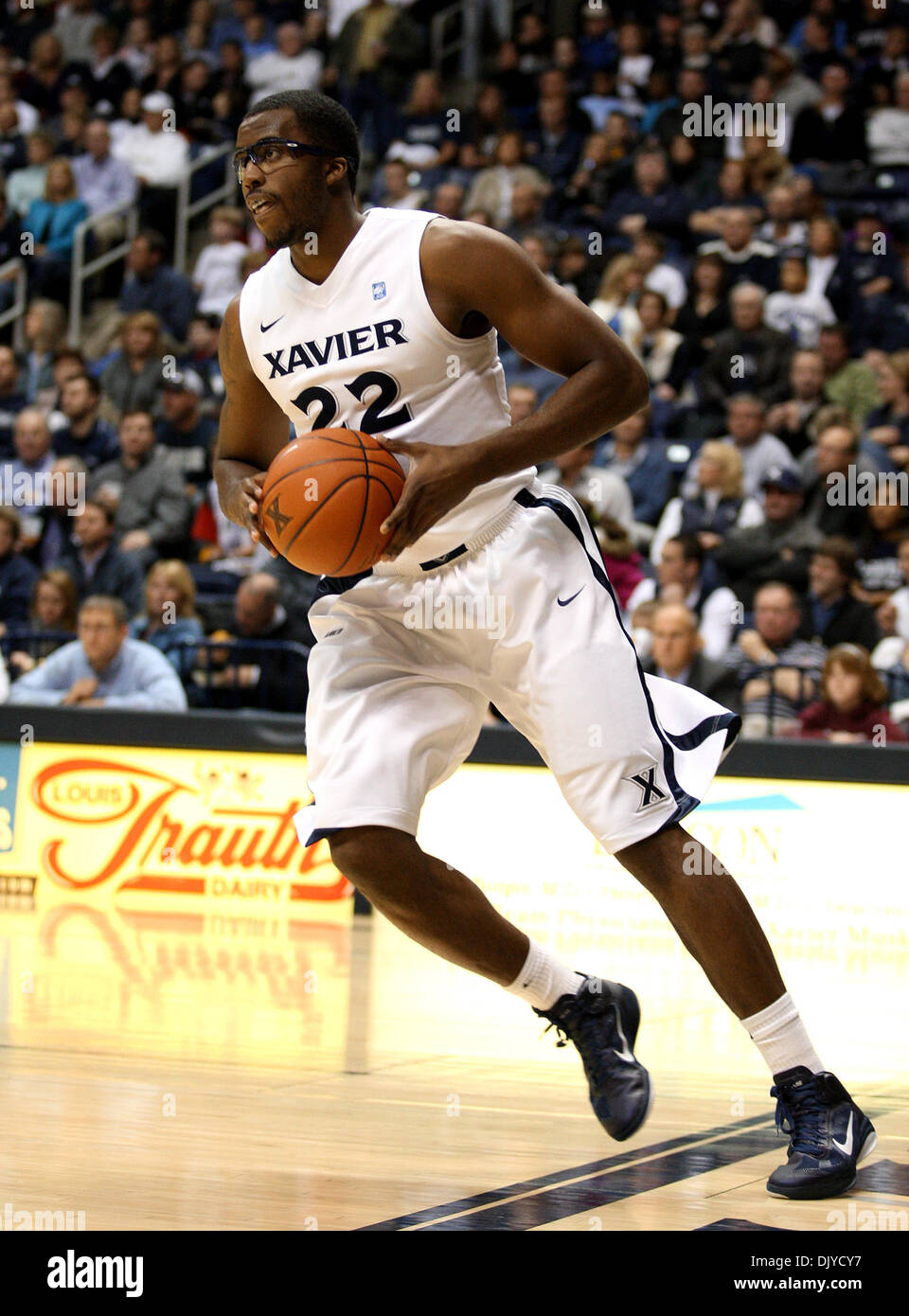27. November 2010 - Cincinnati, Ohio, Vereinigte Staaten von Amerika - Xavier vorwärts Jamel McLean (22) dem Ball in der ersten Hälfte Aktion Vs Wofford von Cintas Center.from Zuläufen Cintas-Center. (Kredit-Bild: © Wayne Litmer/Southcreek Global/ZUMAPRESS.com) Stockfoto