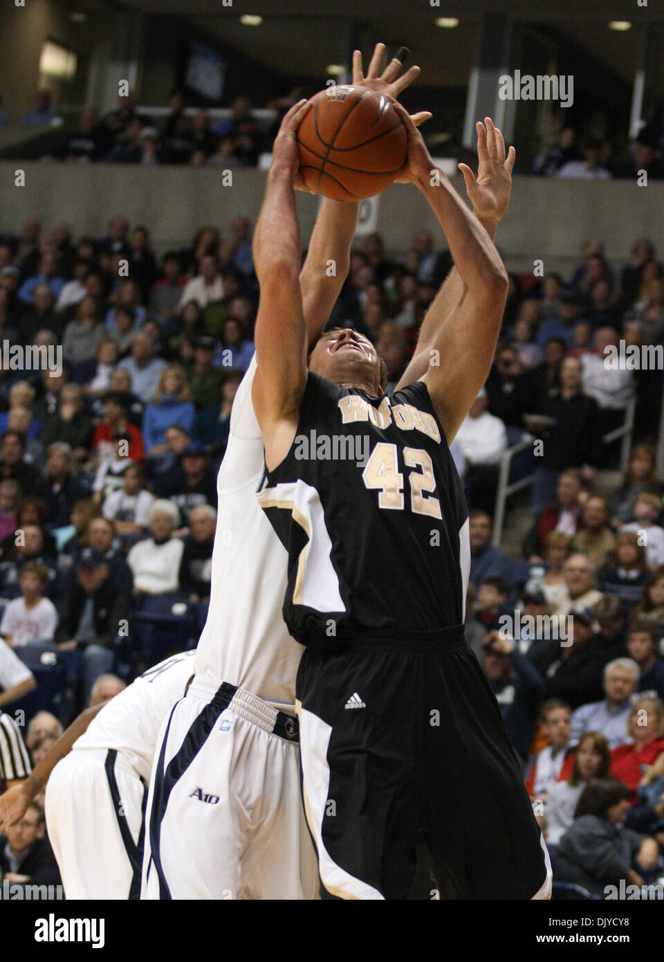 27. November 2010 geht - Cincinnati, Ohio, Vereinigte Staaten von Amerika - Wofford Zentrum Noah Dahlman (42) in den Korb in ersten Hälfte Aktion gegen Xavier von Cintas Zentrum stark. (Kredit-Bild: © Wayne Litmer/Southcreek Global/ZUMAPRESS.com) Stockfoto