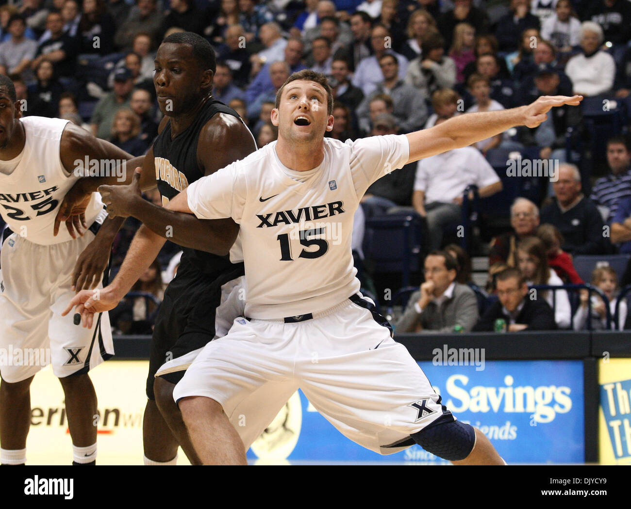 27. November 2010 blockiert - Cincinnati, Ohio, Vereinigte Staaten von Amerika - Xavier vorwärts Andrew Taylor (15) ein erneuter Aufschwung im ersten halben Aktion Vs Wofford vom Cintas entfernt. (Kredit-Bild: © Wayne Litmer/Southcreek Global/ZUMAPRESS.com) Stockfoto