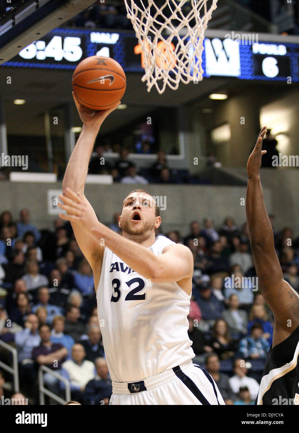 27. November 2010 - Cincinnati, Ohio, Vereinigte Staaten von Amerika - Xavier Zentrum Kenny Frease (32) steigt für einen Lay im ersten halben Aktion Vs Wofford vom Cintas entfernt. (Kredit-Bild: © Wayne Litmer/Southcreek Global/ZUMAPRESS.com) Stockfoto