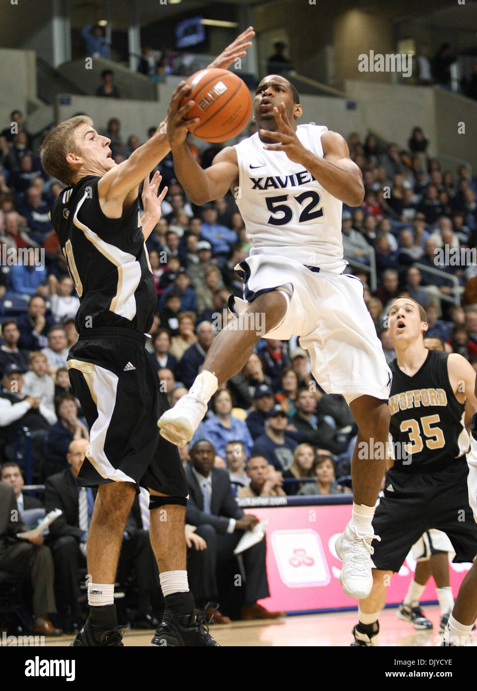 27. November 2010 - Cincinnati, Ohio, Vereinigte Staaten von Amerika - Xavier bewachen Tu Holloway (52) Laufwerke in den Korb in der zweiten Hälfte Aktion Vs Wofford vom Cintas entfernt. Xavier ging auf um 94 bis 90 in dreifacher Überstunden zu gewinnen. (Kredit-Bild: © Wayne Litmer/Southcreek Global/ZUMAPRESS.com) Stockfoto