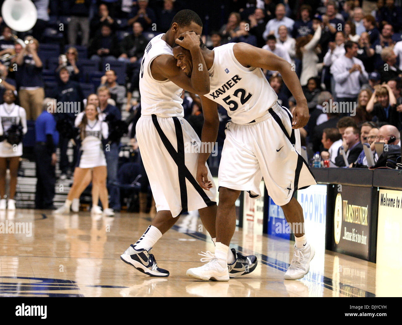 27. November 2010 feiern - Cincinnati, Ohio, Vereinigte Staaten von Amerika - Xavier Spieler Mark Lyons (10) und Tu Holloway (52) nach gewinnt dreifach Überstunden 94 bis 90 Vs Wofford von Cintas Mitte festhalten. (Kredit-Bild: © Wayne Litmer/Southcreek Global/ZUMAPRESS.com) Stockfoto
