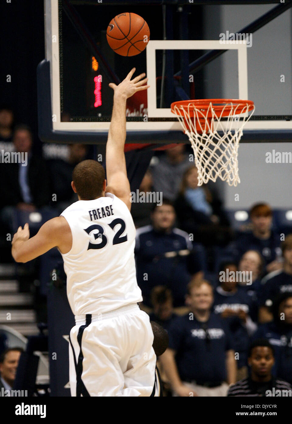 27. November 2010 - Cincinnati, Ohio, Vereinigte Staaten von Amerika - Xavier Zentrum Kenny Frease (32) steigt für einen Schuss im ersten halben Aktion Vs Wofford von Cintas-Center. Die Musketiere ging auf um 94 bis 90 in dreifacher Überstunden zu gewinnen. (Kredit-Bild: © Wayne Litmer/Southcreek Global/ZUMAPRESS.com) Stockfoto