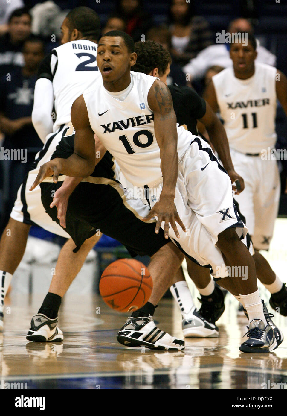 27. November 2010 ist verschmutzt - Cincinnati, Ohio, Vereinigte Staaten von Amerika - Xavier Wache Mark Lyons (10), wie er in den Korb im ersten halben Aktion Vs Wofford vom Cintas Center in Cincinnati fährt. Die Musketiere ging auf um 94 bis 90 zu gewinnen. (Kredit-Bild: © Wayne Litmer/Southcreek Global/ZUMAPRESS.com) Stockfoto