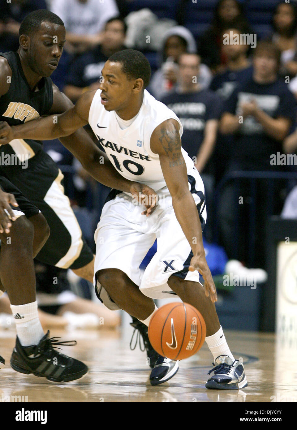 27. November 2010 - Cincinnati, Ohio, Vereinigte Staaten von Amerika - Xavier bewachen Mark Lyons (10) während der ersten Aktion Vs Wofford vom Cintas Center in Cincinnati. Die Musketiere ging auf um 94 bis 90 zu gewinnen. (Kredit-Bild: © Wayne Litmer/Southcreek Global/ZUMAPRESS.com) Stockfoto