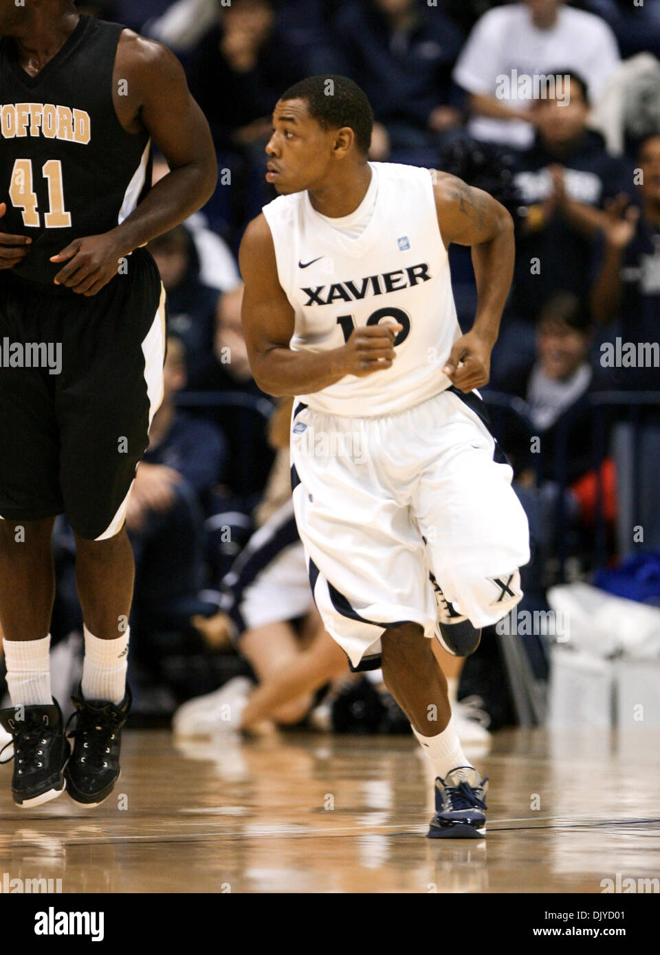 27. November 2010 - Cincinnati, Ohio, Vereinigte Staaten von Amerika - Xavier bewachen Mark Lyons (10) Heads-up Gericht nach erzielte im ersten Halbjahr Aktion Vs Wofford vom Cintas Center in Cincinnati. Die Musketiere ging auf um 94 bis 90 zu gewinnen. (Kredit-Bild: © Wayne Litmer/Southcreek Global/ZUMAPRESS.com) Stockfoto