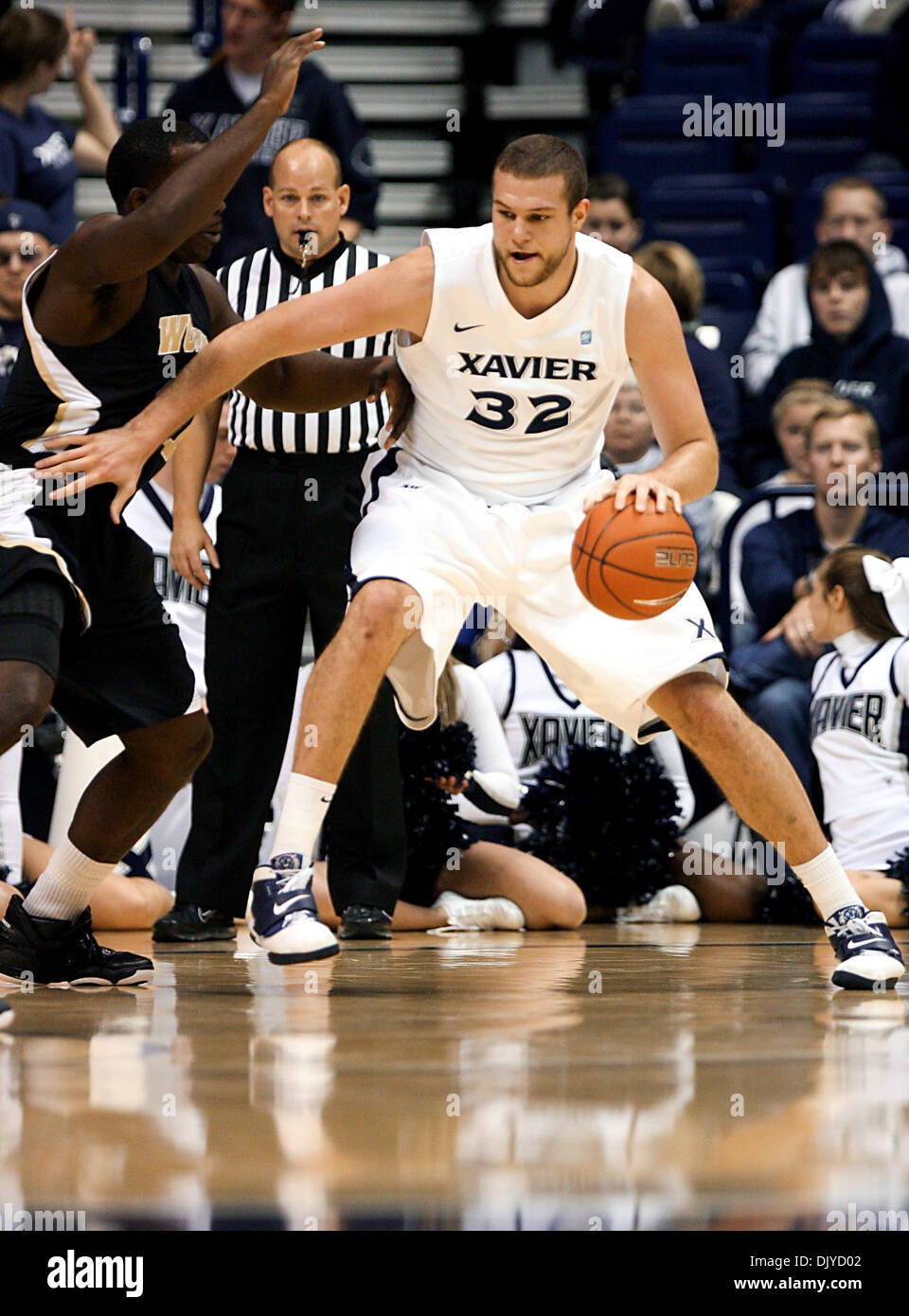27. November 2010 - Cincinnati, Ohio, Vereinigte Staaten von Amerika - Xavier Zentrum Kenny Frease (32) macht einen Zug zum Korb im ersten halben Aktion Vs Wofford vom Cintas Center in Cincinnati. Die Musketiere ging auf um 94 bis 90 zu gewinnen. (Kredit-Bild: © Wayne Litmer/Southcreek Global/ZUMAPRESS.com) Stockfoto