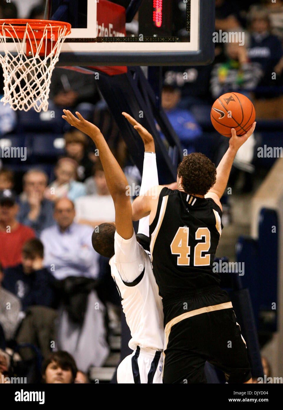 27. November 2010 - Cincinnati, Ohio, Vereinigte Staaten von Amerika - Wofford vorwärts geht Noah Dahlman (42) in den Korb während der zweiten Hälfte Aktion gegen Xavier vom Cintas Center in Cincinnati. Die Musketiere ging auf um 94 bis 90 zu gewinnen. (Kredit-Bild: © Wayne Litmer/Southcreek Global/ZUMAPRESS.com) Stockfoto