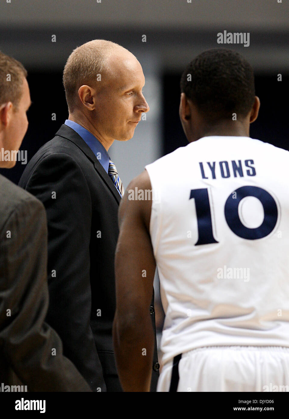 27. November 2010 Trainer - Cincinnati, Ohio, Vereinigte Staaten von Amerika - Xavier Kopf Chris Mack spricht mit Mark Lyons (10) bei einem Timeout in Aktion gegen Wofford vom Cintas Center in Cincinnati. Die Musketiere ging auf um 94 bis 90 zu gewinnen. (Kredit-Bild: © Wayne Litmer/Southcreek Global/ZUMAPRESS.com) Stockfoto