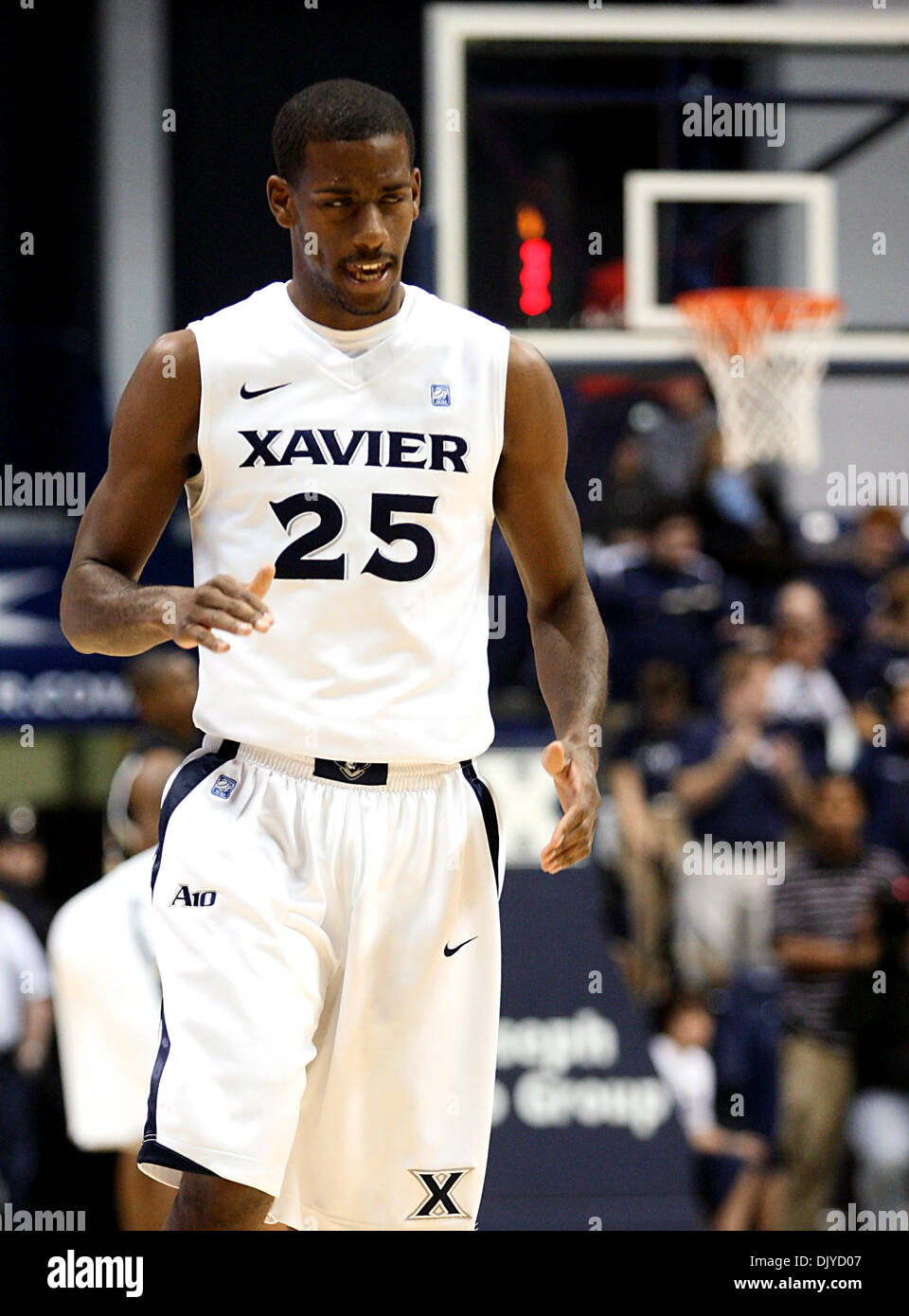 27. November 2010 - Cincinnati, Ohio, Vereinigte Staaten von Amerika - Xavier bewachen Dante "Jackson (25) während der Aktion Vs Wofford vom Cintas Center in Cincinnati. Die Musketiere ging auf um 94 bis 90 zu gewinnen. (Kredit-Bild: © Wayne Litmer/Southcreek Global/ZUMAPRESS.com) Stockfoto