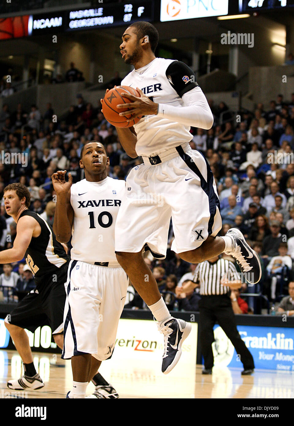 27. November 2010 - Cincinnati, Ohio, Vereinigte Staaten von Amerika - Xavier nach vorne zieht Jeff Robinson (21) nach unten einen defensiven Rebound in Aktion gegen Wofford vom Cintas Center in Cincinnati. Die Musketiere ging auf um 94 bis 90 zu gewinnen. (Kredit-Bild: © Wayne Litmer/Southcreek Global/ZUMAPRESS.com) Stockfoto