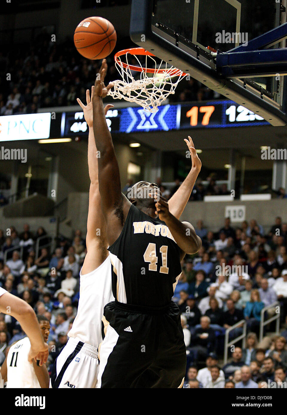 27. November 2010 geht nach vorne - Cincinnati, Ohio, Vereinigte Staaten von Amerika - Wofford Tim Johnson (41) stark in den Warenkorb während der ersten Hälfte Aktion gegen Xavier vom Cintas Center in Cincinnati. Die Musketiere ging auf um 94 bis 90 zu gewinnen. (Kredit-Bild: © Wayne Litmer/Southcreek Global/ZUMAPRESS.com) Stockfoto