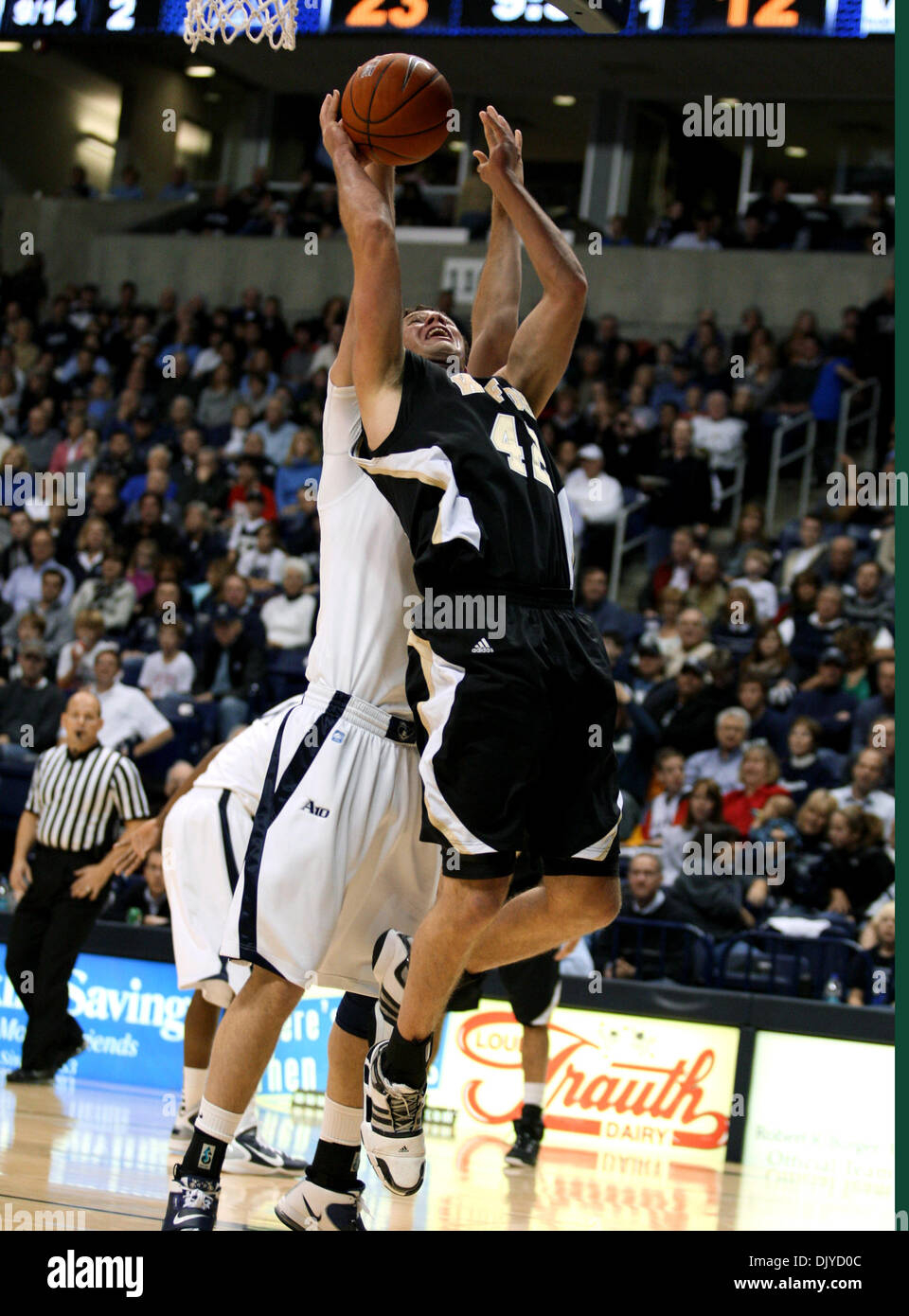 27. November 2010 geht nach vorne - Cincinnati, Ohio, Vereinigte Staaten von Amerika - Wofford Noah Dahlman (42) stark in den Warenkorb während der ersten Hälfte Aktion gegen Xavier vom Cintas Center in Cincinnati. Die Musketiere ging auf um 94 bis 90 zu gewinnen. (Kredit-Bild: © Wayne Litmer/Southcreek Global/ZUMAPRESS.com) Stockfoto