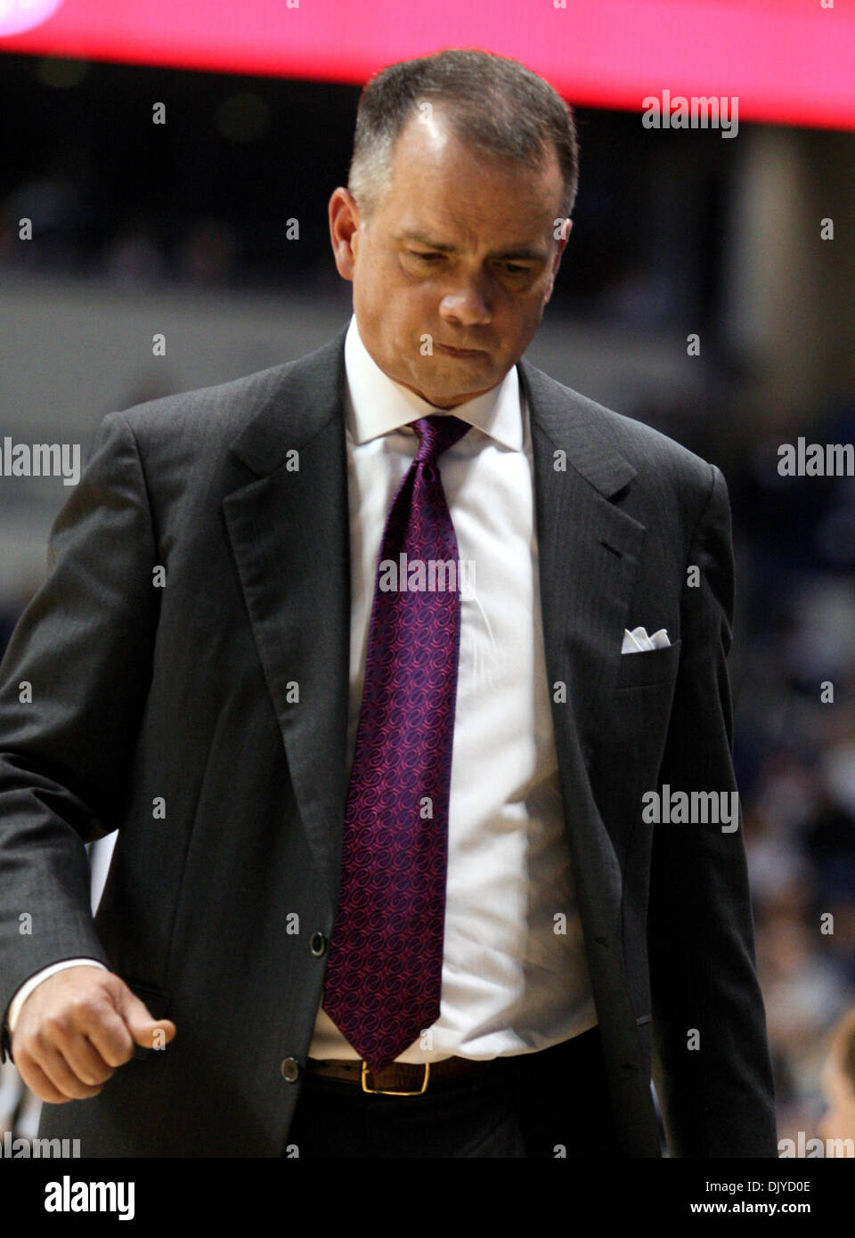 27. November 2010 - Cincinnati, Ohio, Vereinigte Staaten von Amerika - Wofford Head coach Mike Young während der ersten Hälfte Aktion gegen Xavier vom Cintas Center in Cincinnati. Die Musketiere ging auf um 94 bis 90 zu gewinnen. (Kredit-Bild: © Wayne Litmer/Southcreek Global/ZUMAPRESS.com) Stockfoto