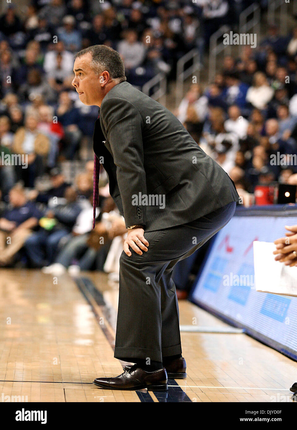 27. November 2010 - Cincinnati, Ohio, Vereinigte Staaten von Amerika - Wofford Head coach Mike Young während der ersten Hälfte Aktion gegen Xavier vom Cintas Center in Cincinnati. Die Musketiere ging auf um 94 bis 90 zu gewinnen. (Kredit-Bild: © Wayne Litmer/Southcreek Global/ZUMAPRESS.com) Stockfoto