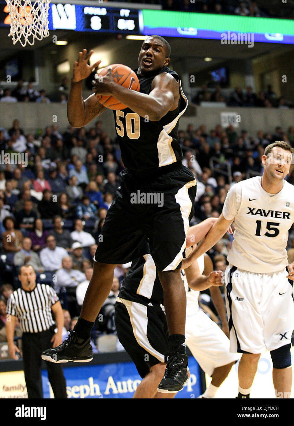 27. November 2010 steigt - Cincinnati, Ohio, Vereinigte Staaten von Amerika - Wofford vorwärts Terry Martin (50) stark für eine Erholung während der ersten Hälfte Aktion gegen Xavier von Cintas Center in Cincinnati. Die Musketiere ging auf um 94 bis 90 zu gewinnen. (Kredit-Bild: © Wayne Litmer/Southcreek Global/ZUMAPRESS.com) Stockfoto
