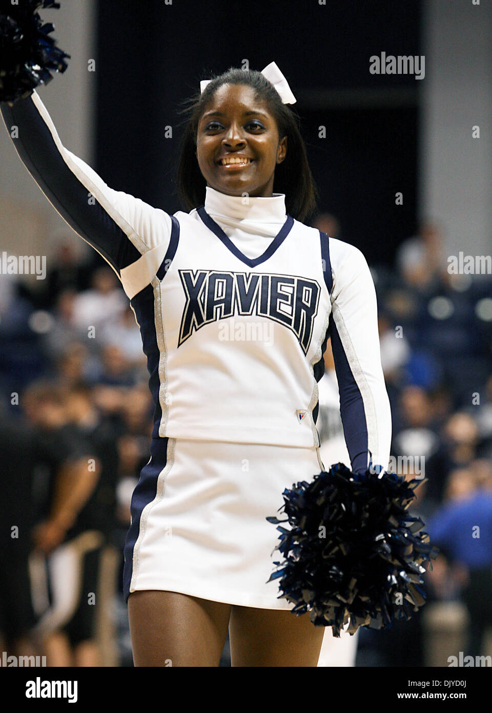 27. November 2010 führt während des Spiels mit Wofford vom Cintas Center in Cincinnati - Cincinnati, Ohio, Vereinigte Staaten von Amerika - A Xavier Cheerleader. (Kredit-Bild: © Wayne Litmer/Southcreek Global/ZUMAPRESS.com) Stockfoto