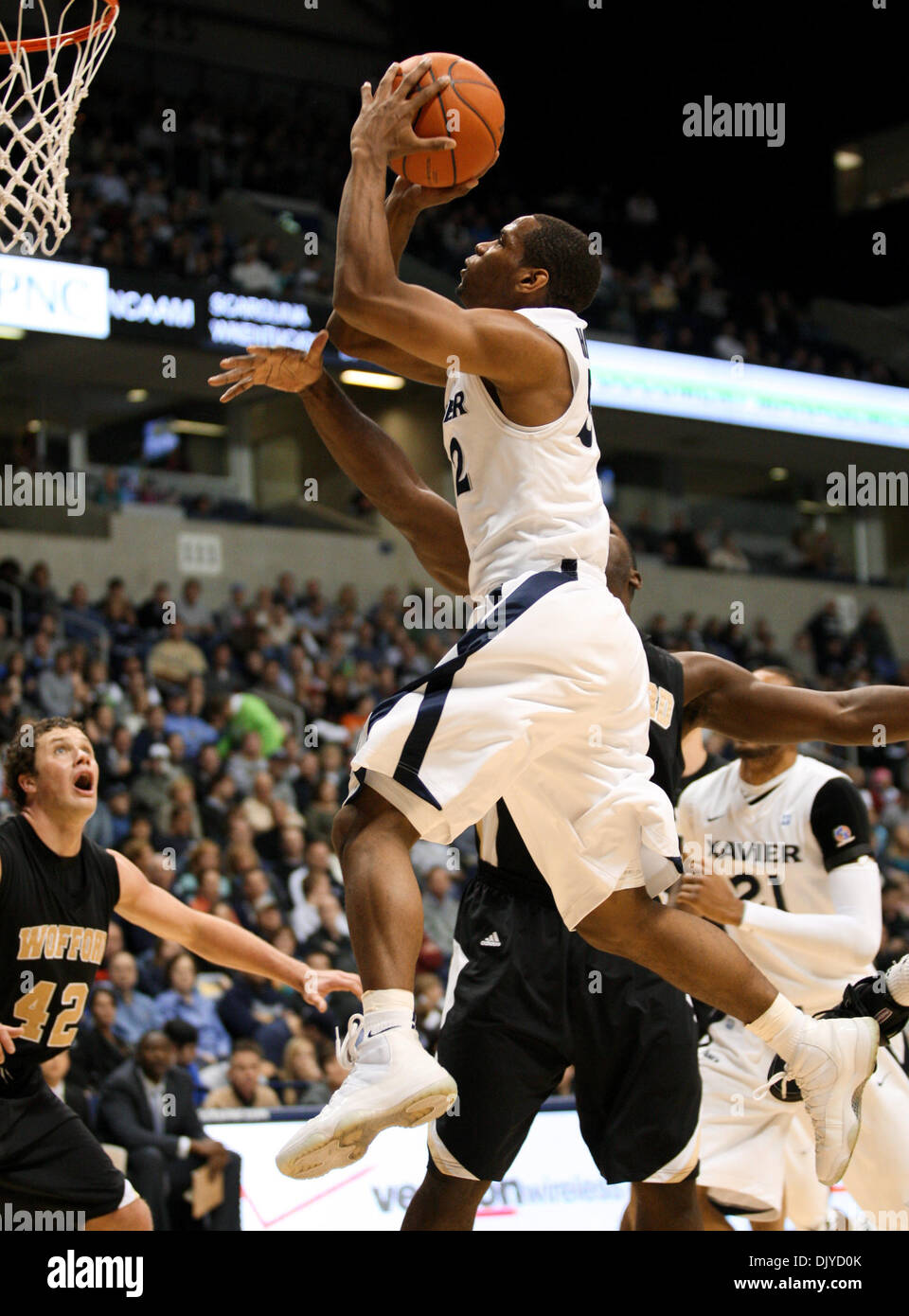 27. November 2010 - Cincinnati, Ohio, Vereinigte Staaten von Amerika - Xavier bewachen Tu Holloway (52) Laufwerke in den Korb für zwei seiner 28 Punkte während der zweiten Hälfte Aktion Vs Wofford vom Cintas Center in Cincinnati. Die Musketiere ging auf um 94 bis 90 zu gewinnen. (Kredit-Bild: © Wayne Litmer/Southcreek Global/ZUMAPRESS.com) Stockfoto