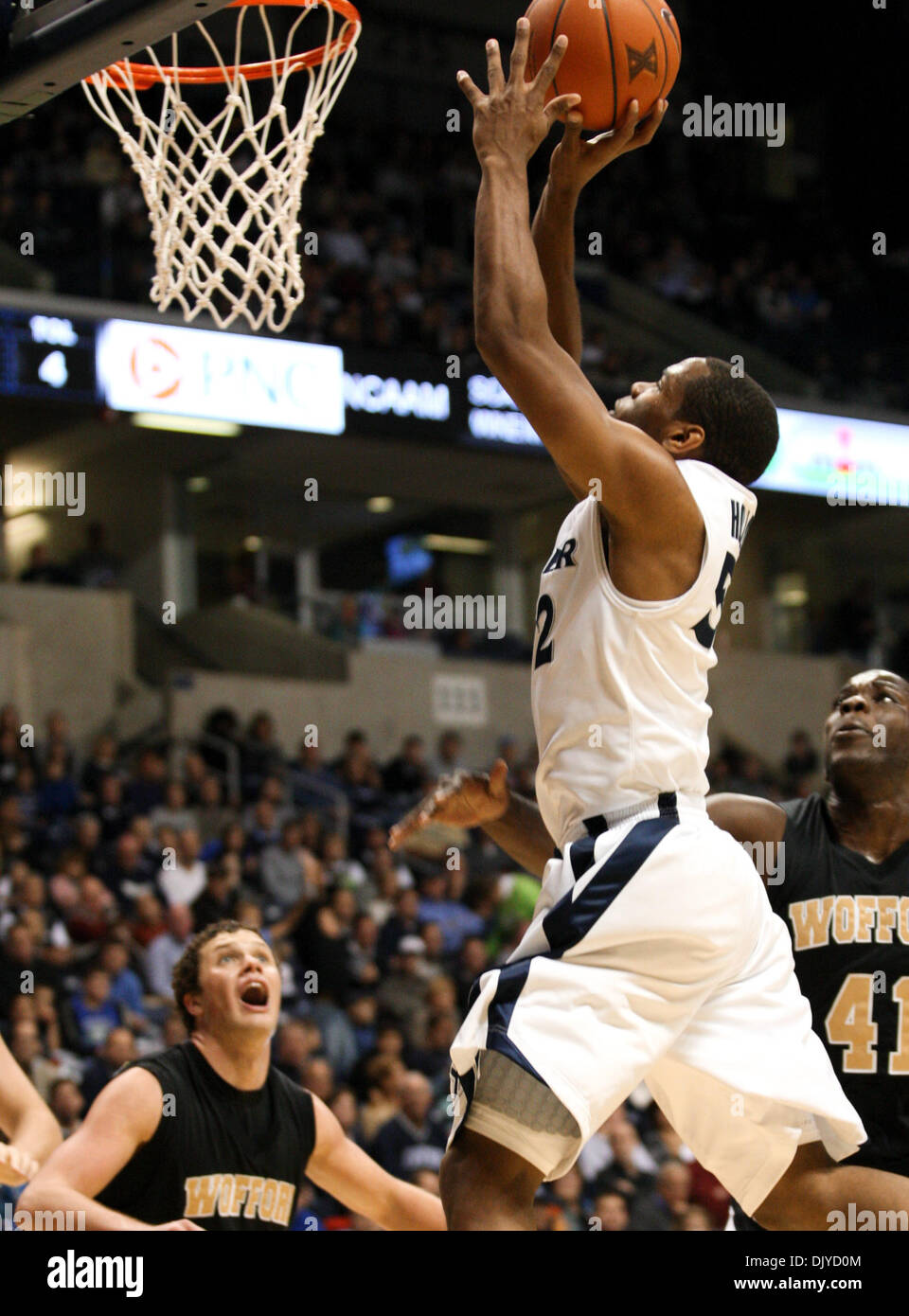 27. November 2010 - Cincinnati, Ohio, Vereinigte Staaten von Amerika - Xavier bewachen Tu Holloway (52) Laufwerke in den Korb für zwei seiner 28 Punkte während der zweiten Hälfte Aktion Vs Wofford vom Cintas Center in Cincinnati. Die Musketiere ging auf um 94 bis 90 zu gewinnen. (Kredit-Bild: © Wayne Litmer/Southcreek Global/ZUMAPRESS.com) Stockfoto