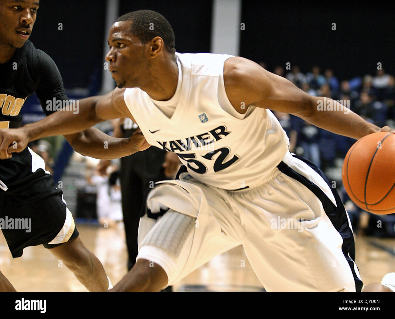 27. November 2010 - Cincinnati, Ohio, Vereinigte Staaten von Amerika - Xavier bewachen Tu Holloway (52) Laufwerke in den Korb während während der zweiten Hälfte Aktion Vs Wofford vom Cintas Center in Cincinnati. Die Musketiere ging auf um 94 bis 90 zu gewinnen. (Kredit-Bild: © Wayne Litmer/Southcreek Global/ZUMAPRESS.com) Stockfoto