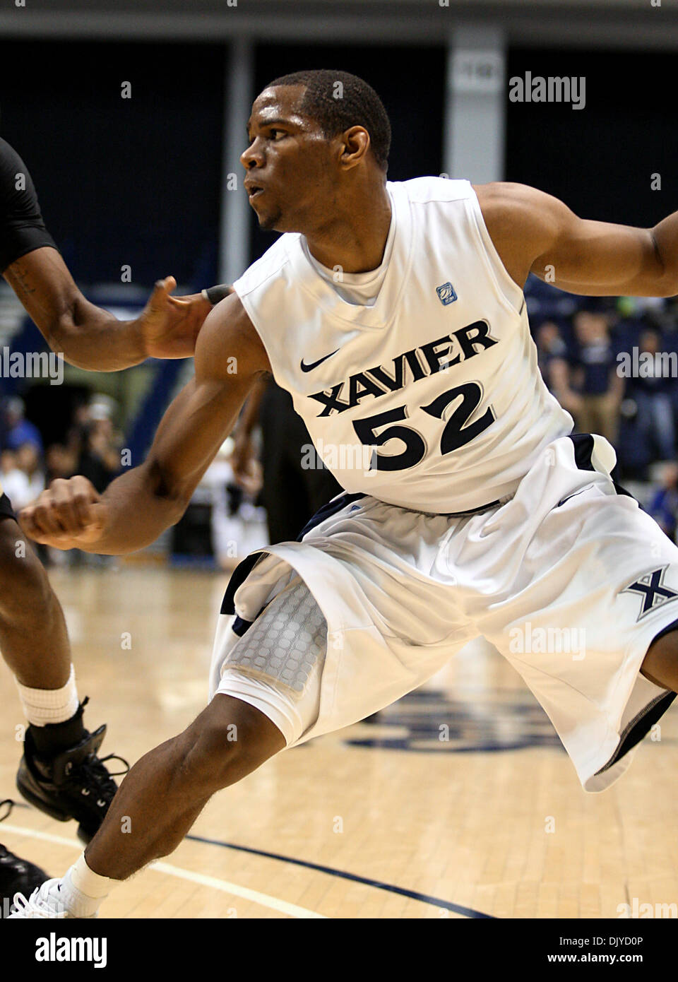 27. November 2010 - Cincinnati, Ohio, Vereinigte Staaten von Amerika - Xavier bewachen Tu Holloway (52) Laufwerke in den Korb während während der zweiten Hälfte Aktion Vs Wofford vom Cintas Center in Cincinnati. Die Musketiere ging auf um 94 bis 90 zu gewinnen. (Kredit-Bild: © Wayne Litmer/Southcreek Global/ZUMAPRESS.com) Stockfoto
