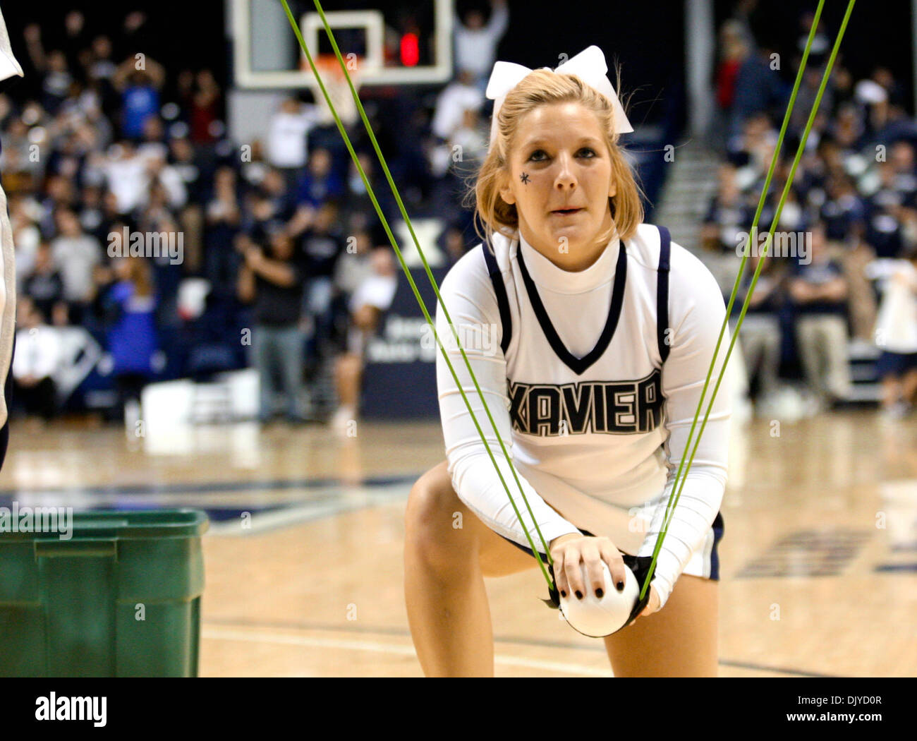 27. November 2010 - Cincinnati, Ohio, Vereinigte Staaten von Amerika - A Xavier Cheerleader feuert Kunststoffkugeln in der Masse bei einem Timeout im Spiel Vs Wofford vom Cintas Center in Cincinnati. (Kredit-Bild: © Wayne Litmer/Southcreek Global/ZUMAPRESS.com) Stockfoto