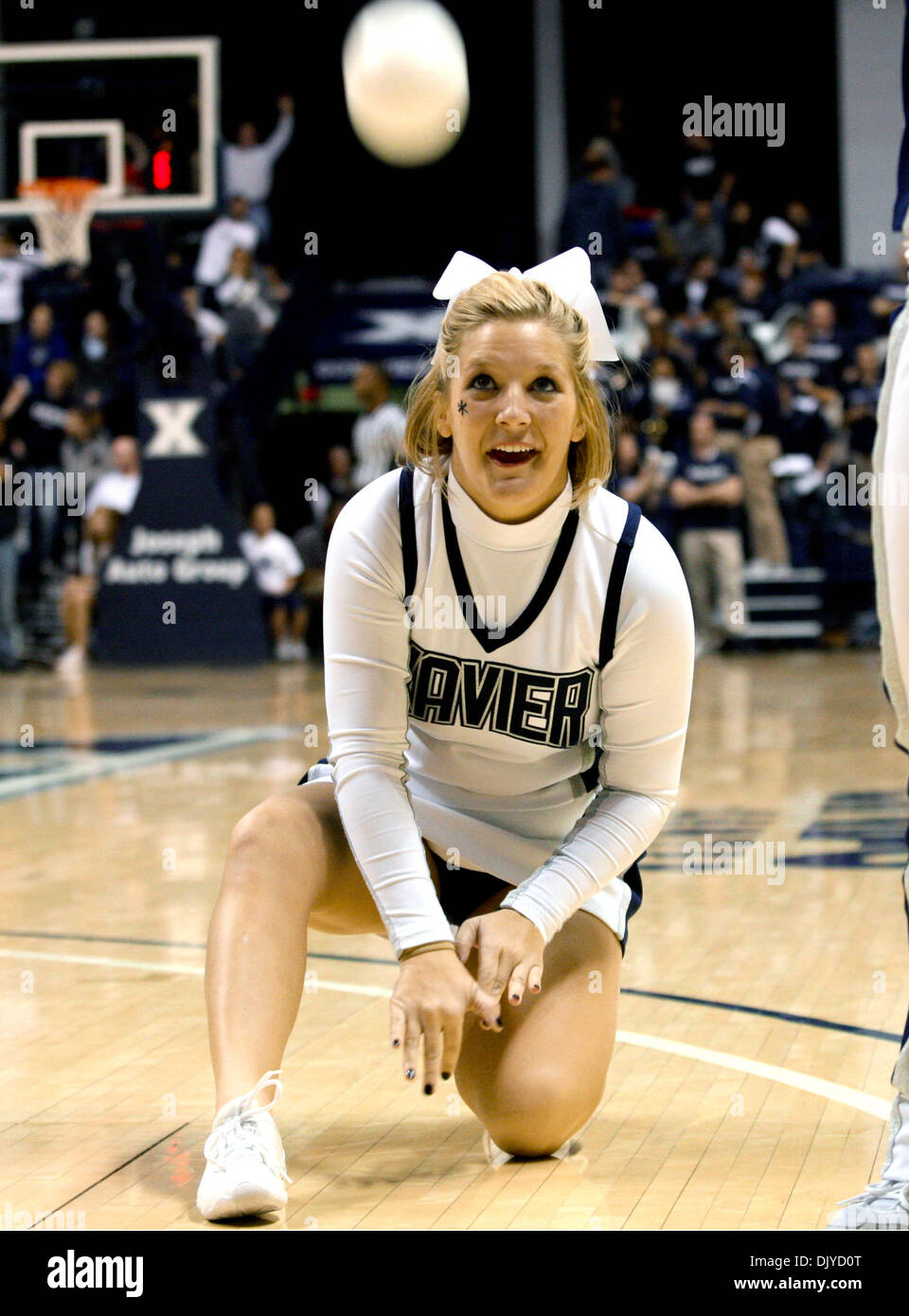 27. November 2010 - Cincinnati, Ohio, Vereinigte Staaten von Amerika - A Xavier Cheerleader feuert Kunststoffkugeln in der Masse bei einem Timeout im Spiel Vs Wofford vom Cintas Center in Cincinnati. (Kredit-Bild: © Wayne Litmer/Southcreek Global/ZUMAPRESS.com) Stockfoto