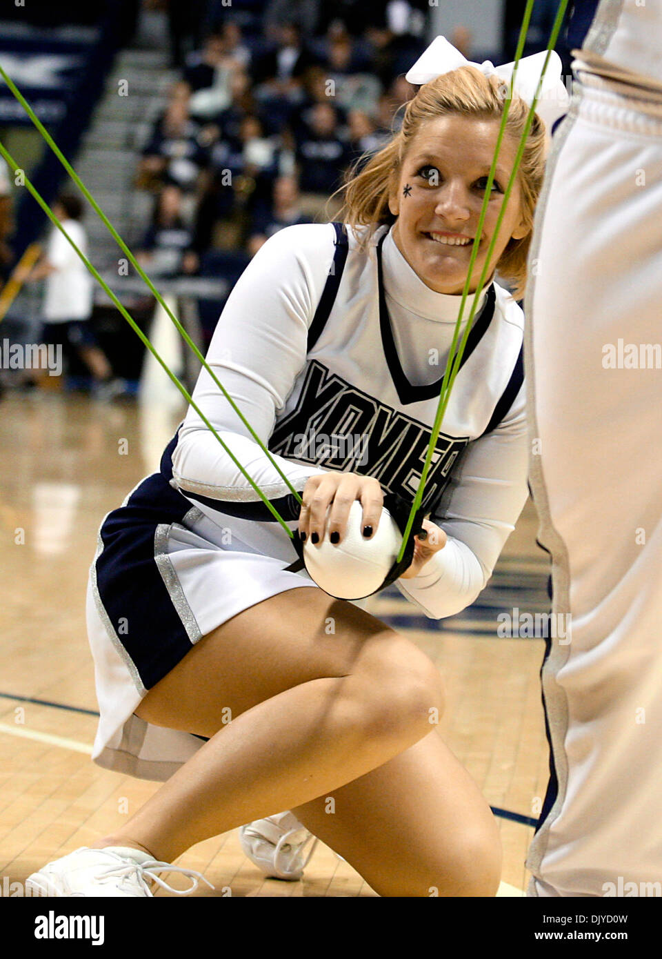 27. November 2010 - Cincinnati, Ohio, Vereinigte Staaten von Amerika - A Xavier Cheerleader feuert Kunststoffkugeln in der Masse bei einem Timeout im Spiel Vs Wofford vom Cintas Center in Cincinnati. (Kredit-Bild: © Wayne Litmer/Southcreek Global/ZUMAPRESS.com) Stockfoto
