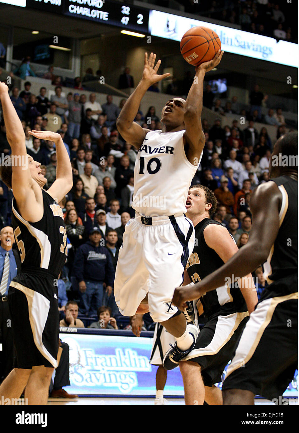27. November 2010 - Cincinnati, Ohio, Vereinigte Staaten von Amerika - Xavier Wache Mark Lyons (10) treibt die Spur während der zweiten Hälfte Aktion Vs Wofford vom Cintas entfernt. Xavier ging auf um 94 bis 90 in der dreifachen einen Überstunden-Thriller zu gewinnen. (Kredit-Bild: © Wayne Litmer/Southcreek Global/ZUMAPRESS.com) Stockfoto